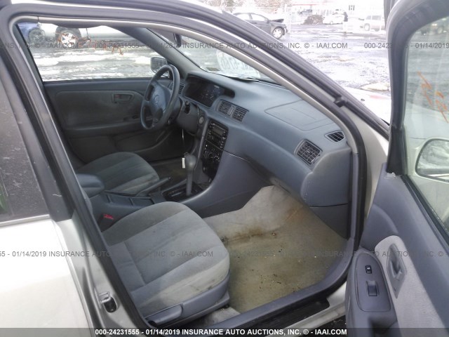 4T1BG22K7YU696595 - 2000 TOYOTA CAMRY CE/LE/XLE 银色 照片 5