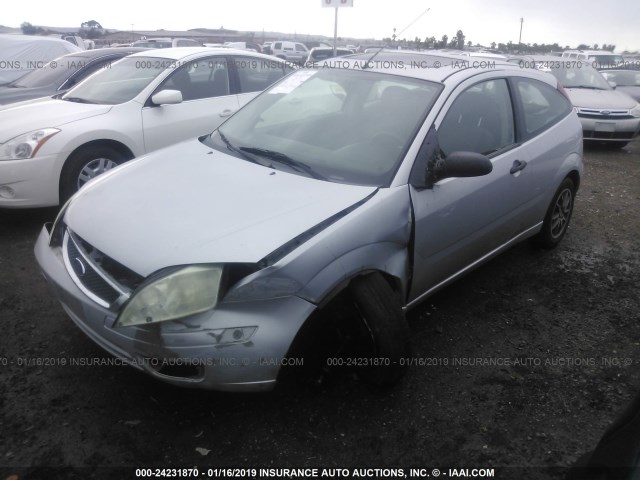 1FAFP31N77W187137 - 2007 FORD FOCUS ZX3/S/SE/SES SILVER photo 2