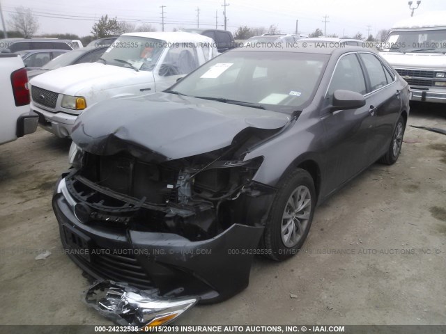 4T1BF1FK0FU016363 - 2015 TOYOTA CAMRY LE/XLE/SE/XSE GRAY photo 2