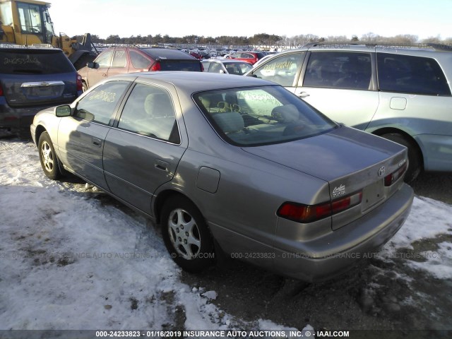 4T1BG22K6WU307877 - 1998 TOYOTA CAMRY CE/LE/XLE TAN photo 3