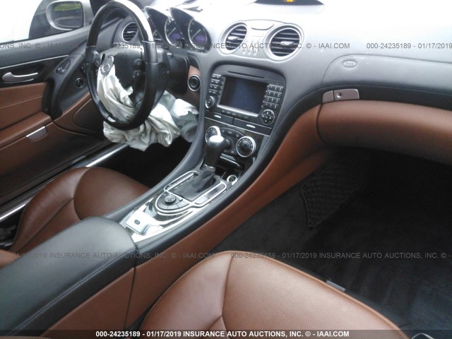 WDBSK71F27F118636 - 2007 MERCEDES-BENZ SL 550 Gümüş foto 5