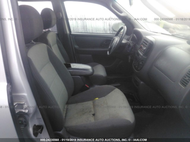 1FMYU02174KA20796 - 2004 FORD ESCAPE XLS SILVER photo 5