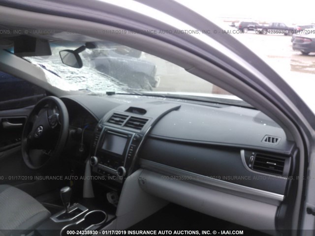 4T1BF1FK6EU307738 - 2014 TOYOTA CAMRY L/SE/LE/XLE 银色 照片 5