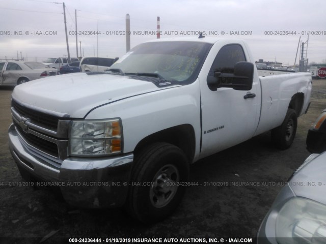 1GCHC24667E549770 - 2007 CHEVROLET SILVERADO C2500 HEAVY DUTY WHITE photo 2