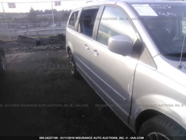 2C4RDGCG4HR672870 - 2017 DODGE GRAND CARAVAN SXT SILVER photo 6