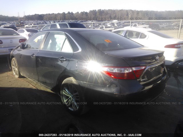 4T1BF1FK2GU169263 - 2016 TOYOTA CAMRY LE/XLE/SE/XSE შავი ფოტო 3
