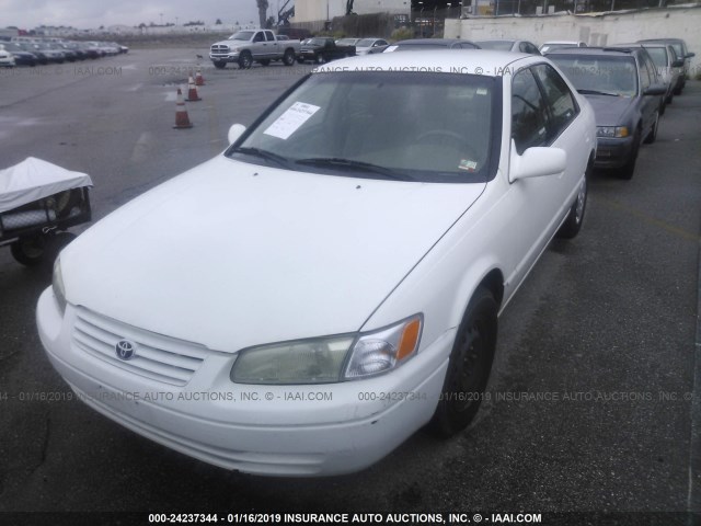 JT2BG22K8W0234726 - 1998 TOYOTA CAMRY CE/LE/XLE WHITE photo 2