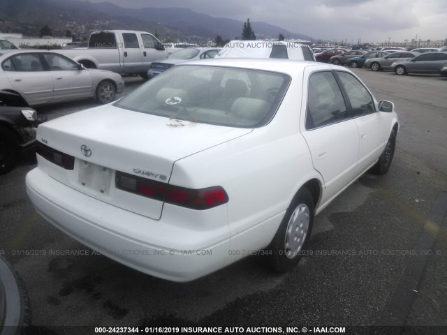 JT2BG22K8W0234726 - 1998 TOYOTA CAMRY CE/LE/XLE WHITE photo 4