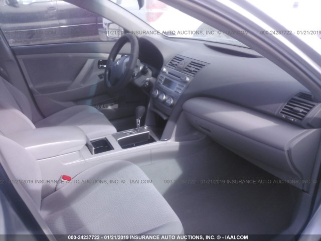 4T1BF3EK2BU682924 - 2011 TOYOTA CAMRY SE/LE/XLE 银色 照片 5