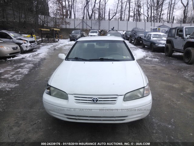 JT2BG22K4V0020864 - 1997 TOYOTA CAMRY LE/XLE WHITE photo 6