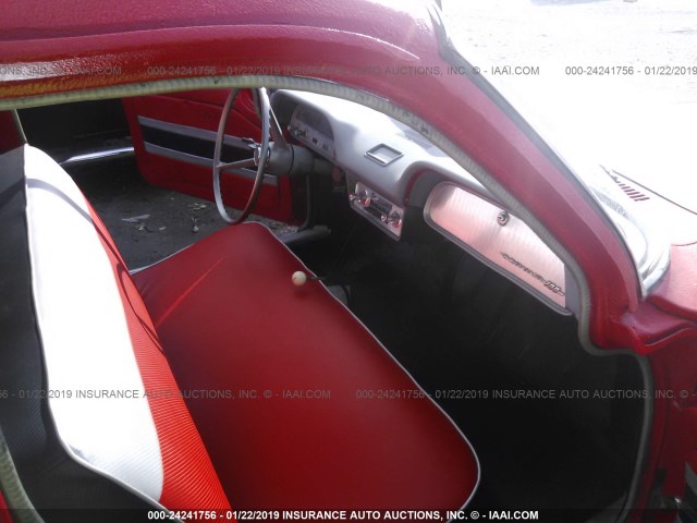 10735W234540 - 1961 CHEVROLET CORVAIR RED photo 5