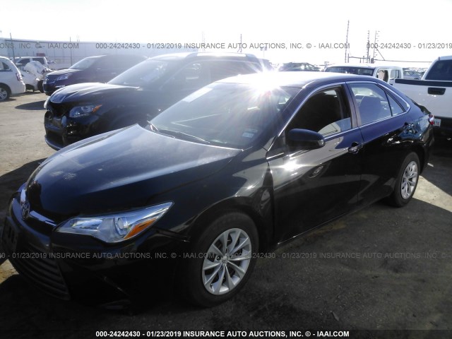 4T1BF1FK3HU634943 - 2017 TOYOTA CAMRY LE/XLE/SE/XSE BLACK photo 2
