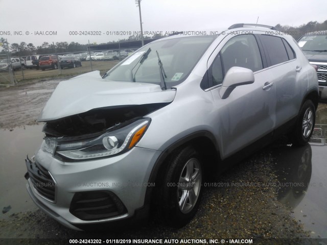 KL7CJLSB5JB646051 - 2018 CHEVROLET TRAX 1LT SILVER photo 2