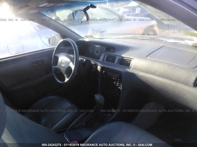 JT2BG22K110549778 - 2001 TOYOTA CAMRY CE/LE/XLE BLUE photo 5