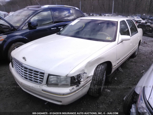 1G6KE54Y3WU772570 - 1998 CADILLAC DEVILLE DELEGANCE WHITE photo 2