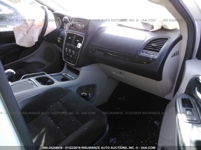 2C4RDGCGXGR210506 - 2016 DODGE GRAND CARAVAN SXT WHITE photo 5