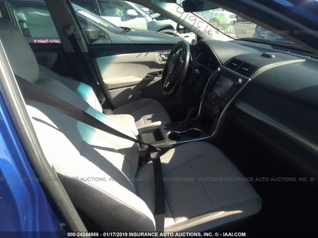 4T1BF1FK2GU573616 - 2016 TOYOTA CAMRY LE/XLE/SE/XSE BLUE photo 5