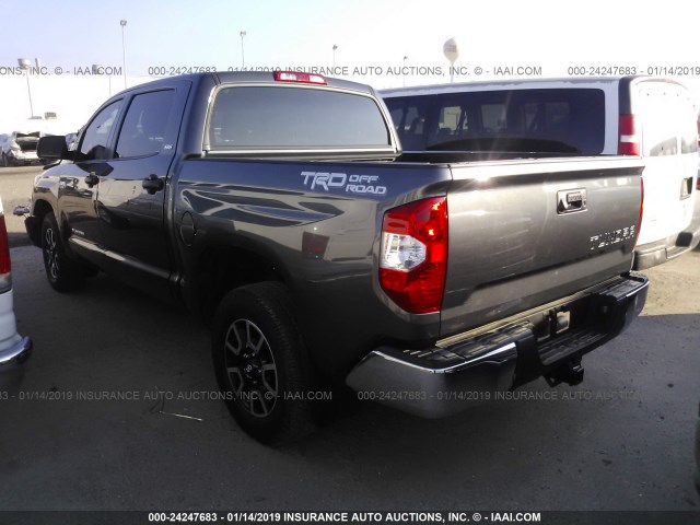 5TFEW5F19HX225716 - 2017 TOYOTA TUNDRA CREWMAX SR5 GRAY photo 3