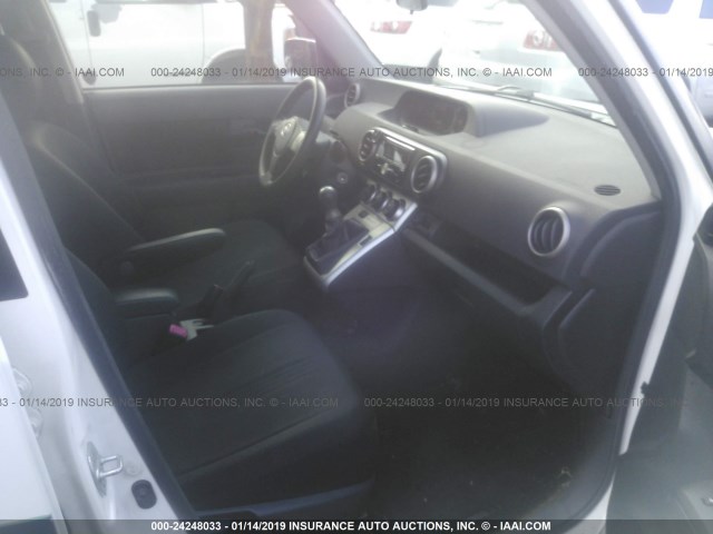 JTLKE50E091092371 - 2009 TOYOTA SCION WHITE photo 5