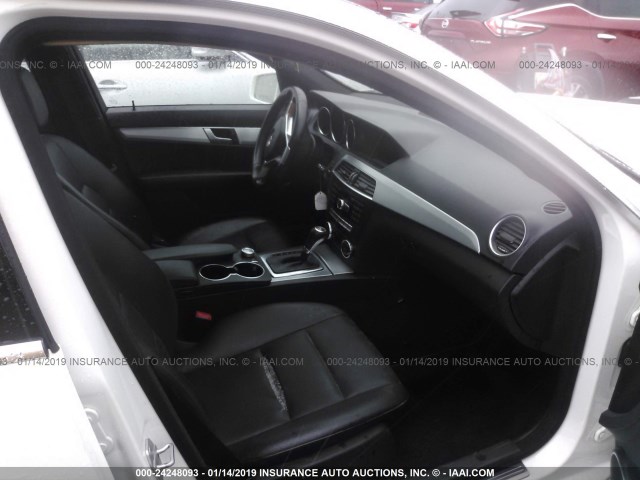 WDDGF4HB2DA805563 - 2013 MERCEDES-BENZ C 250 WHITE photo 5