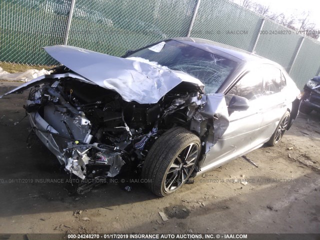 4T1BZ1HK2JU011923 - 2018 TOYOTA CAMRY XSE/XLE Gümüş foto 2
