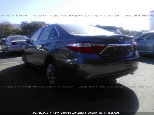 4T1BF1FK1HU804717 - 2017 TOYOTA CAMRY LE/XLE/SE/XSE GRAY photo 3