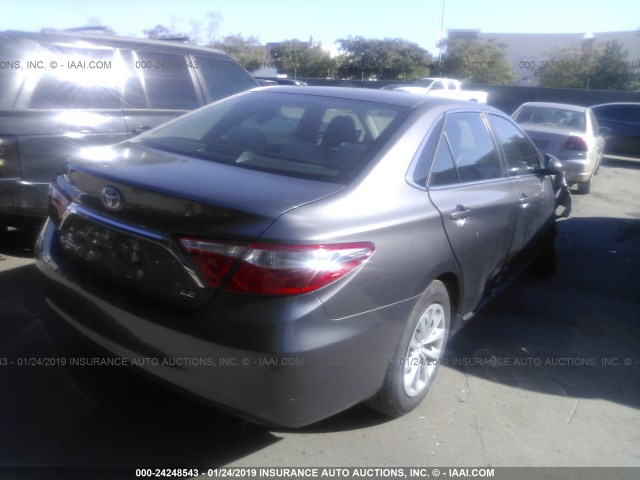 4T1BF1FK1HU804717 - 2017 TOYOTA CAMRY LE/XLE/SE/XSE GRAY photo 4