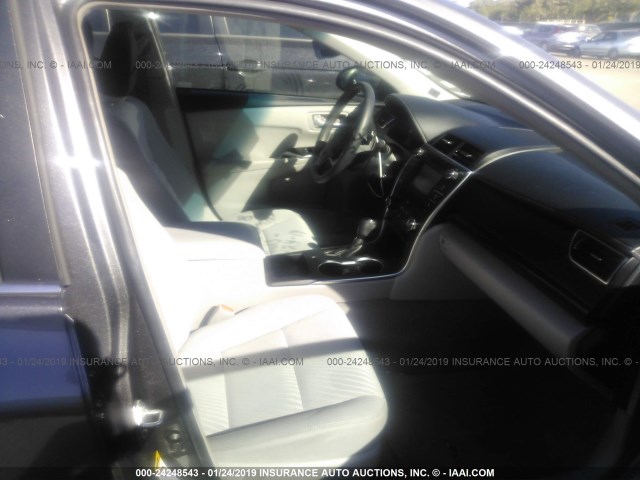 4T1BF1FK1HU804717 - 2017 TOYOTA CAMRY LE/XLE/SE/XSE GRAY photo 5