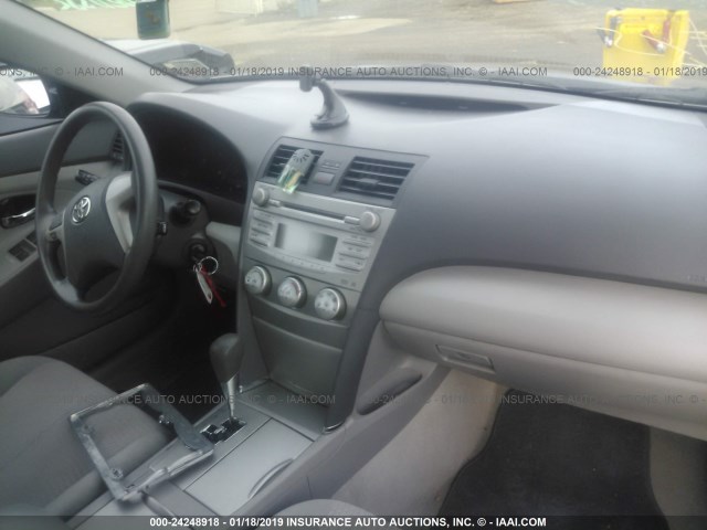 4T1BF3EK2BU187171 - 2011 TOYOTA CAMRY SE/LE/XLE BLACK photo 5