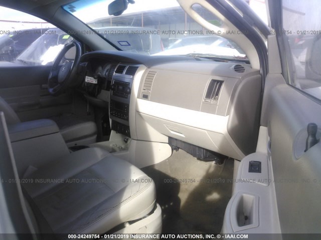 1D4HD58D55F505342 - 2005 DODGE DURANGO LIMITED WHITE photo 5