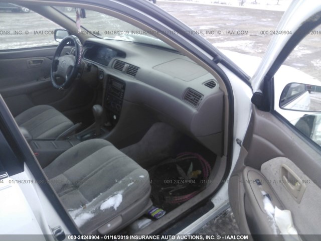 4T1BG22KX1U828139 - 2001 TOYOTA CAMRY CE/LE/XLE 白色 照片 5