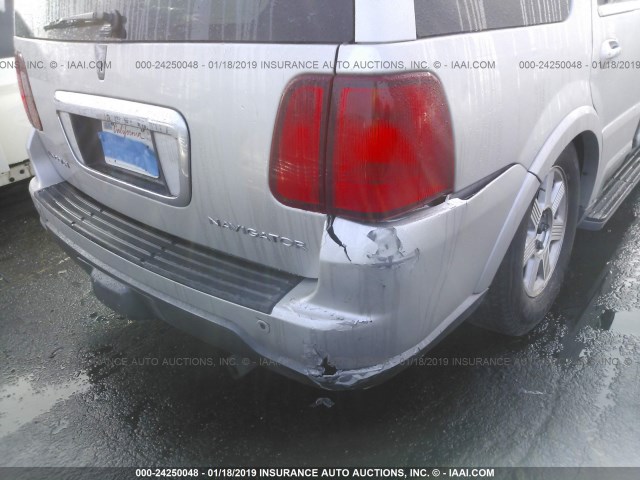 5LMFU27R84LJ38980 - 2004 LINCOLN NAVIGATOR 银色 照片 6