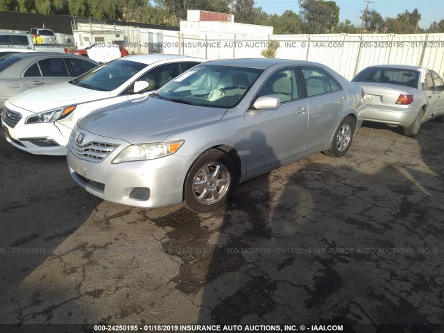 4T1BF3EK8AU011014 - 2010 TOYOTA CAMRY SE/LE/XLE SILVER photo 2
