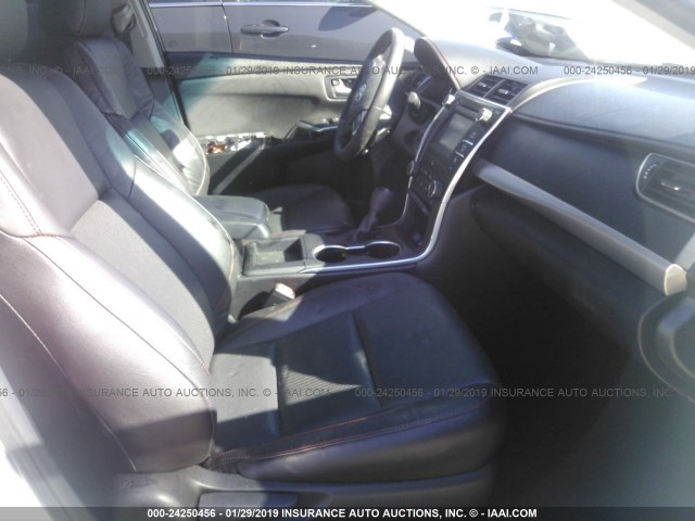 4T1BF1FK2FU944904 - 2015 TOYOTA CAMRY LE/XLE/SE/XSE 白色 照片 5