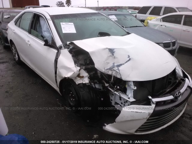 4T1BF1FK4HU407289 - 2017 TOYOTA CAMRY LE/XLE/SE/XSE WHITE photo 1