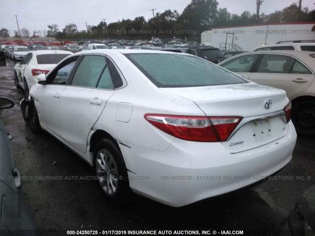 4T1BF1FK4HU407289 - 2017 TOYOTA CAMRY LE/XLE/SE/XSE WHITE photo 3
