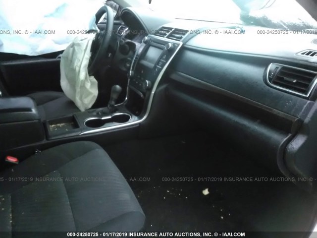 4T1BF1FK4HU407289 - 2017 TOYOTA CAMRY LE/XLE/SE/XSE WHITE photo 5