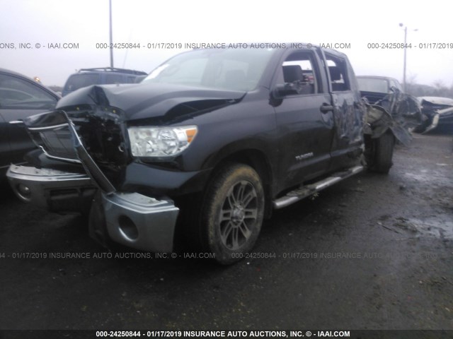 5TFEM5F17DX057087 - 2013 TOYOTA TUNDRA CREWMAX SR5 BLACK photo 2