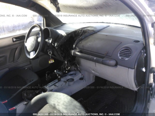 3VWBB61C4WM014968 - 1998 VOLKSWAGEN NEW BEETLE SILVER photo 5