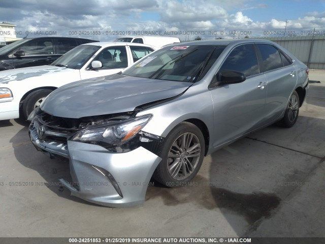 4T1BF1FK7FU026677 - 2015 TOYOTA CAMRY LE/XLE/SE/XSE SILVER photo 2