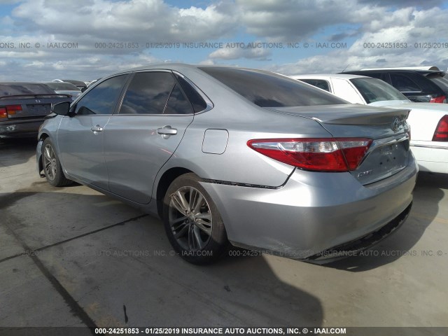 4T1BF1FK7FU026677 - 2015 TOYOTA CAMRY LE/XLE/SE/XSE SILVER photo 3
