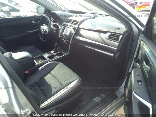 4T1BF1FK7FU026677 - 2015 TOYOTA CAMRY LE/XLE/SE/XSE SILVER photo 5