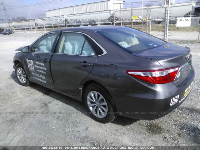 4T1BF1FK2GU130477 - 2016 TOYOTA CAMRY LE/XLE/SE/XSE GRAY photo 3
