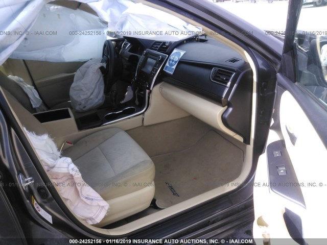 4T1BF1FK2GU130477 - 2016 TOYOTA CAMRY LE/XLE/SE/XSE GRAY photo 5