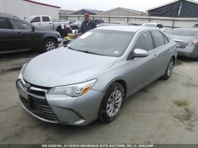 4T1BF1FKXFU918664 - 2015 TOYOTA CAMRY LE/XLE/SE/XSE SILVER photo 2