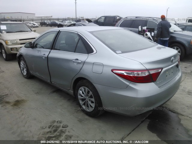 4T1BF1FKXFU918664 - 2015 TOYOTA CAMRY LE/XLE/SE/XSE SILVER photo 3