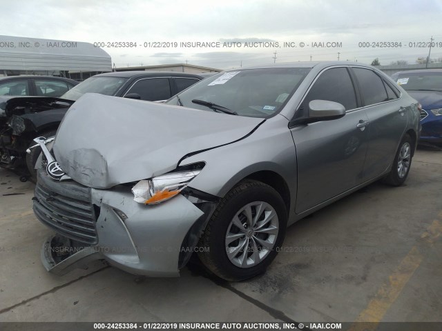 4T1BF1FK6HU733188 - 2017 TOYOTA CAMRY LE/XLE/SE/XSE SILVER photo 2