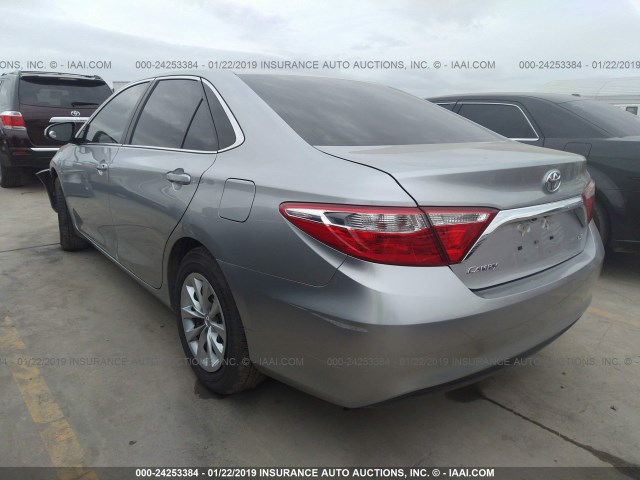 4T1BF1FK6HU733188 - 2017 TOYOTA CAMRY LE/XLE/SE/XSE SILVER photo 3
