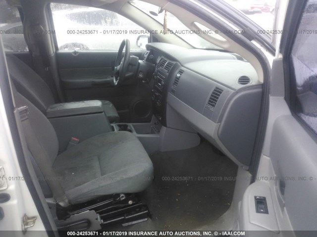 1D4HB38NX6F106740 - 2006 DODGE DURANGO SXT WHITE photo 5