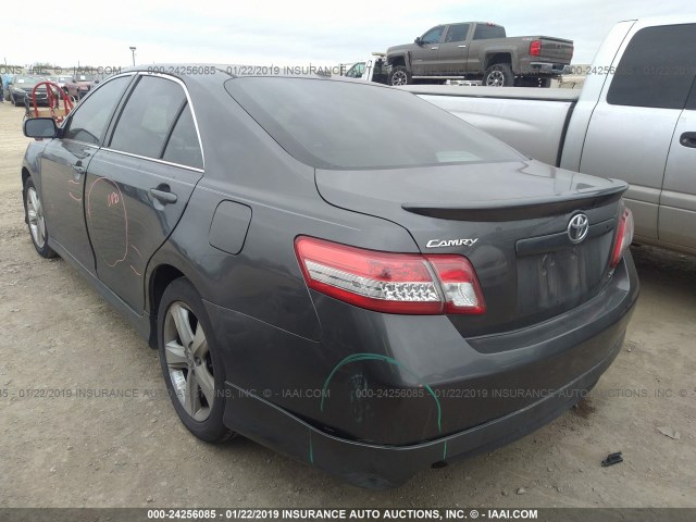 4T1BF3EK4BU216671 - 2011 TOYOTA CAMRY SE/LE/XLE 灰色 照片 3